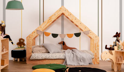 Drewniane łóżko domek MOON G z okienkiem w dachu wykonane ze sklejki sosnowej w kolorze lakierowanego drewna